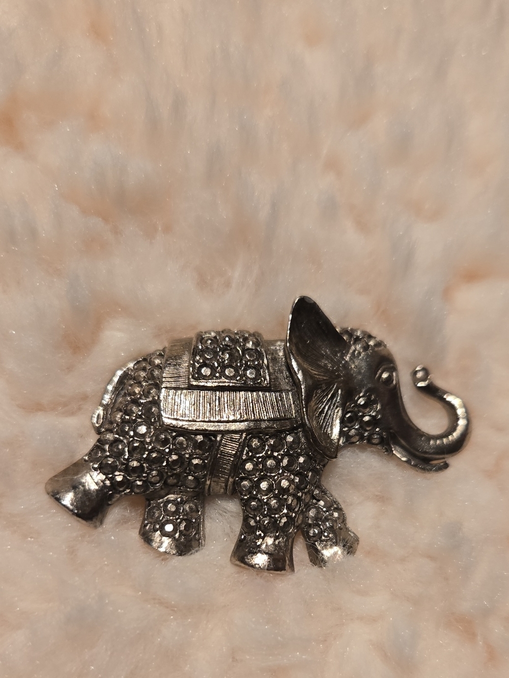 VINTAGE Silver Tone Elephant Decorative Accent Pin-Brooch With Rhinestones